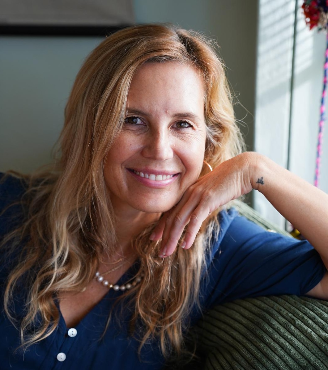 Portrait photograph of Elizabeth Willis.